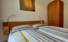 Altbauwohnung Neu Saniert - Fuer Familien Geeignet